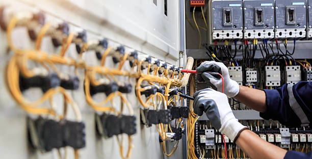 Professional Electrician technician working in Bonnie Brae, IL